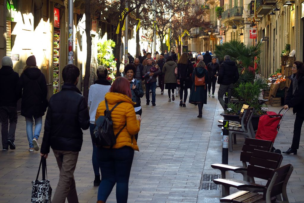 Carrer Asturies rue ville Barcelone pietons passants gens promener foule Photo Vicente Zambrano Gonzalez Ajuntament