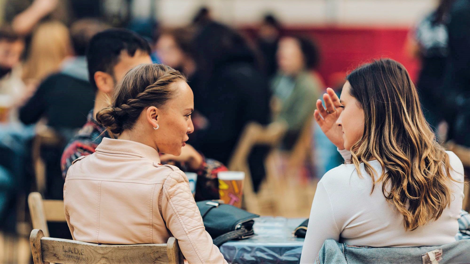 Gens jeunes fete amis musique biere apero discussion parler culture Photo Soundit Bcn Facebook