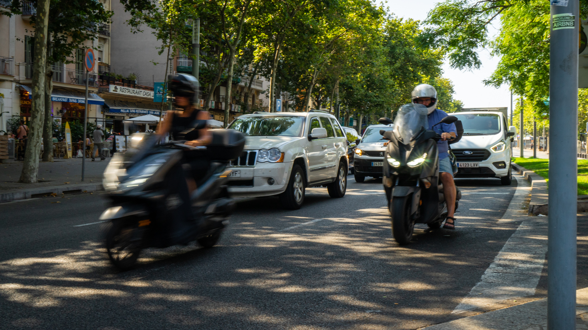 Motos voitures scooters circulation trafic bruit pollution route rue Barceloneta Photo Clementine Laurent