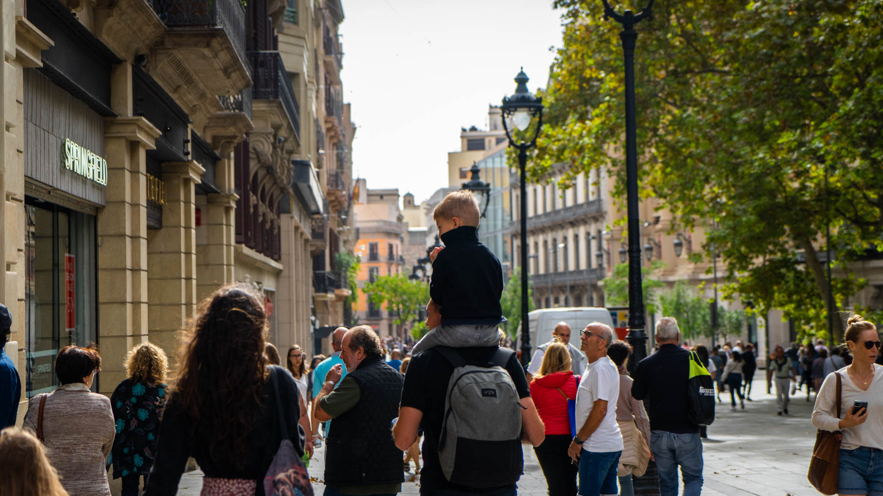 Famille parents enfants gens rue touristes passants Barcelone Photo Clementine Laurent Equinox 51 31