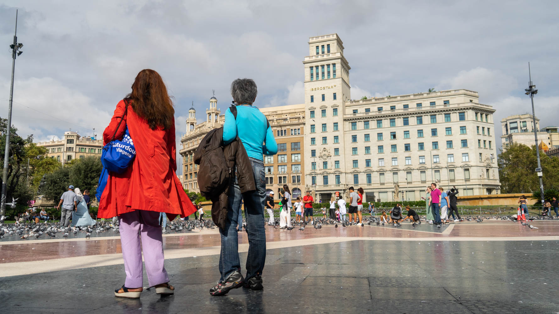 Gens rue touristes passants Barcelone Placa Catalunya Photo Clementine Laurent Equinox 51 22