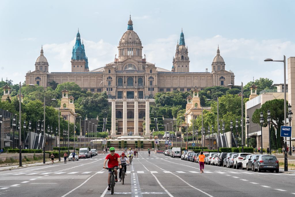 ciclistes pedalant pel carril bici de