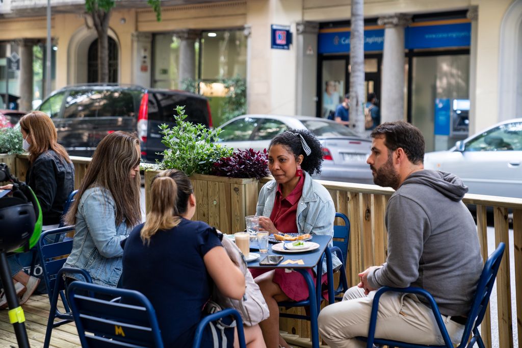 un grupo de amigos reunidos en torno