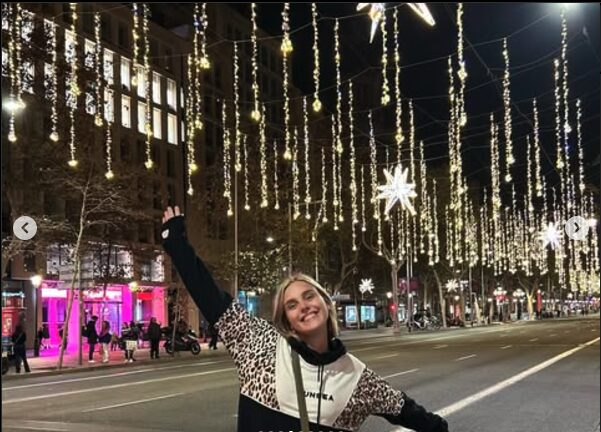 fille qui fait un selfie à barcelone